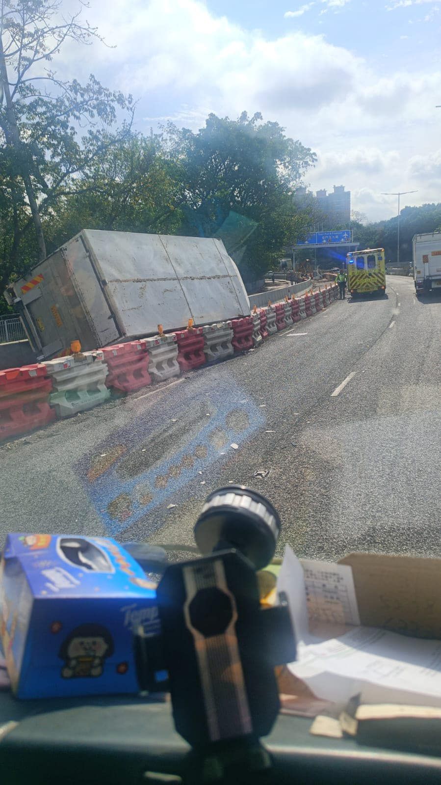 元朗朗天路5.5噸貨車翻側疑撞水馬