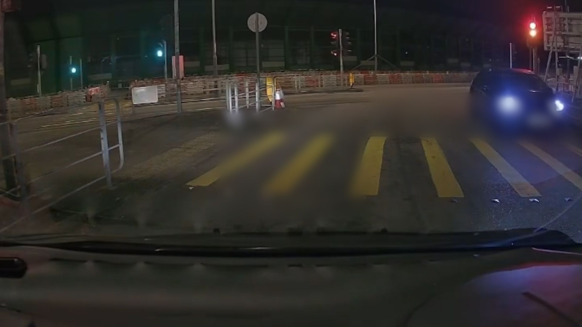 元朗深夜驚見馬路炸彈逆線行仲撞欄杆。(影片截圖)