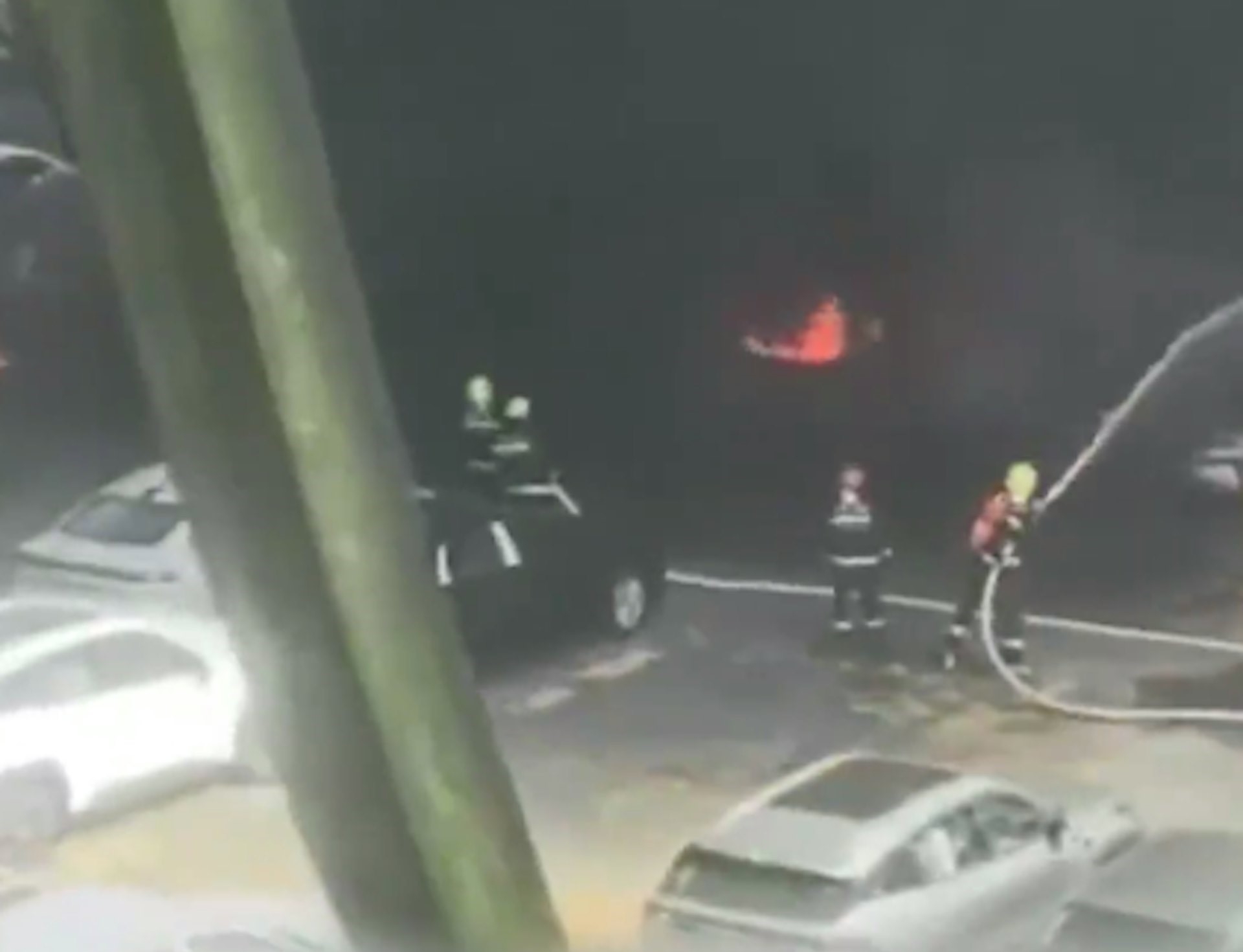 現場民眾報警，消防人員與警方迅速抵達現場，火警快速被撲滅。（微博／澎湃新聞）