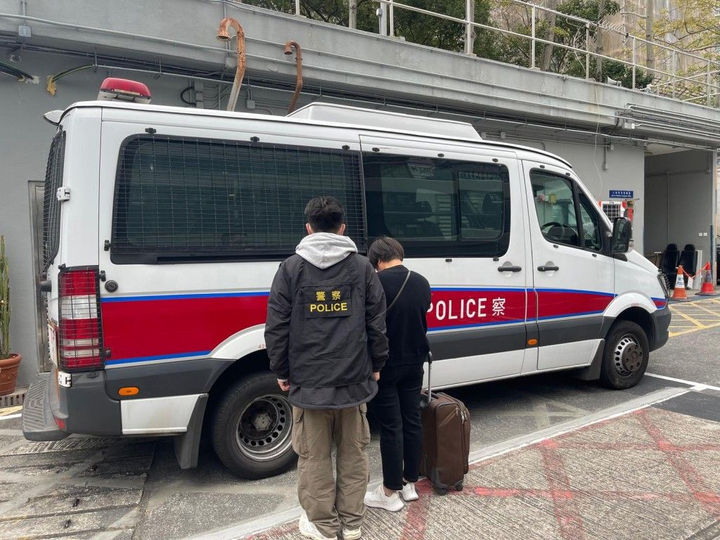 警方大埔打擊非法賣淫，53歲內地婦被捕及檢獲避孕套。(警方提供)