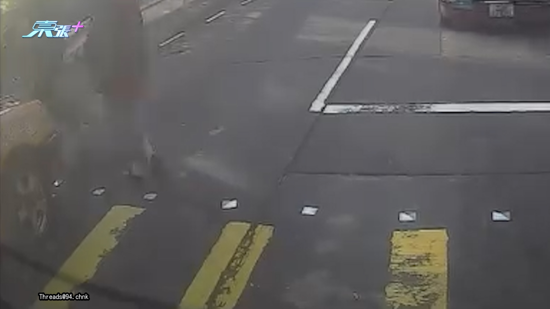車Cam直擊｜鴨脷洲利東邨的士疑衝燈　13歲學生妹過馬路被撞飛 (Threads@94.chnk)