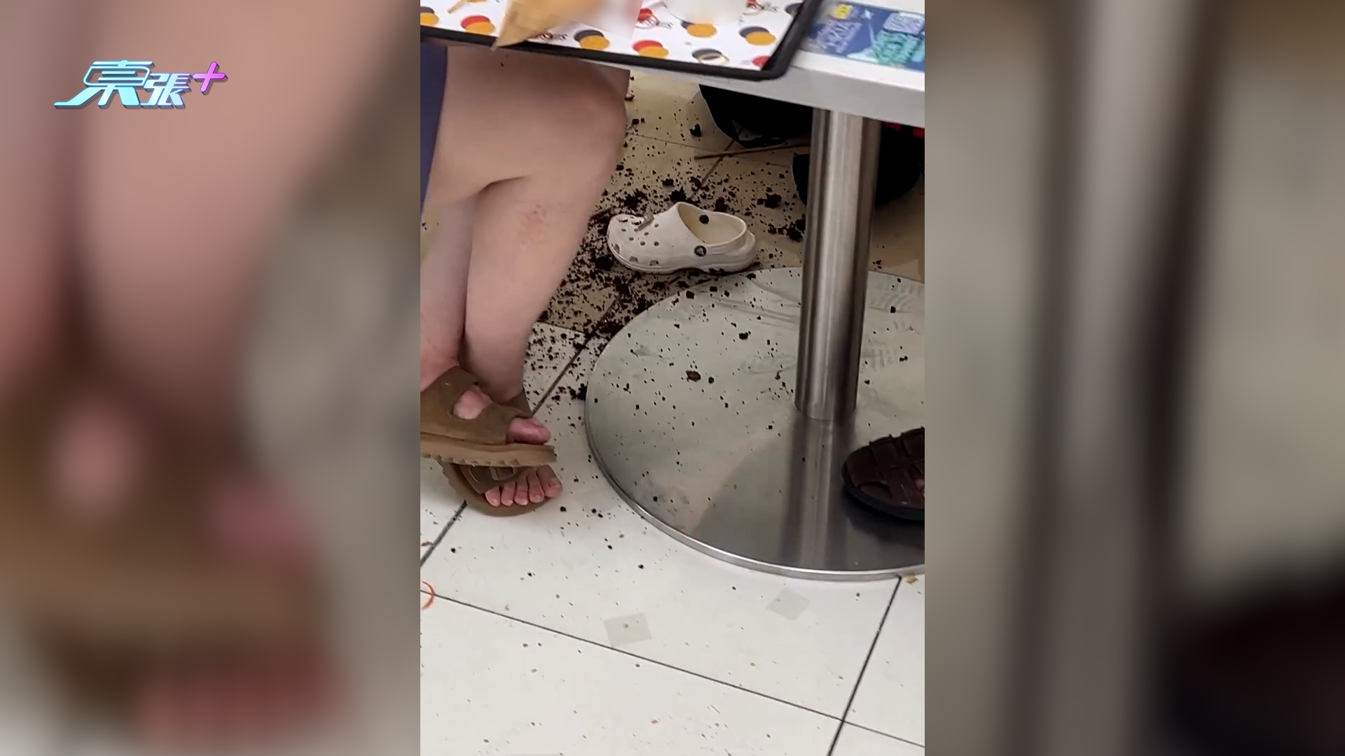 機場美食廣場現「無王管」用餐亂象　小孩雙腳放餐枱　地面滿布食物殘渣惹熱議 （Threads＠chocolatebombbomb）
