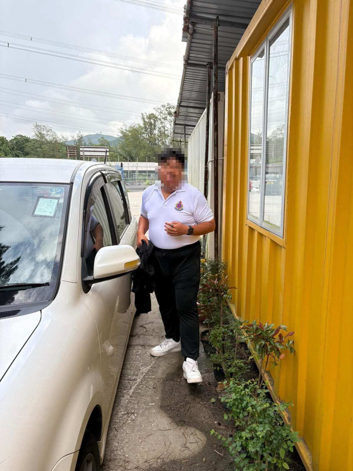 網上流傳照片指，涉事男子是醫療輔助隊和聖約翰救傷隊的成員。（Facebook圖片／香港交通及突發事故報料區／Ka Ming）