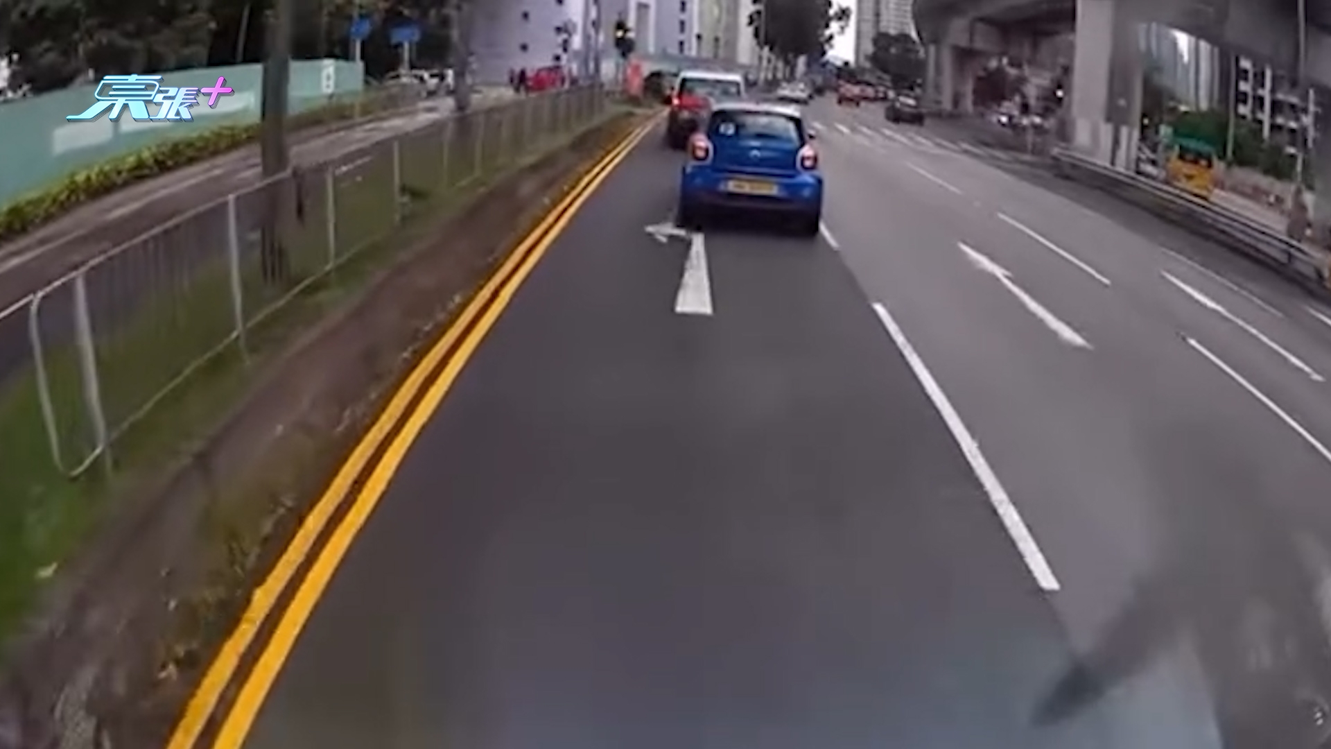 車Cam直擊｜P牌司機馬鞍山誇張「抽頭衝紅燈」　網民：未甩P就玩咁大