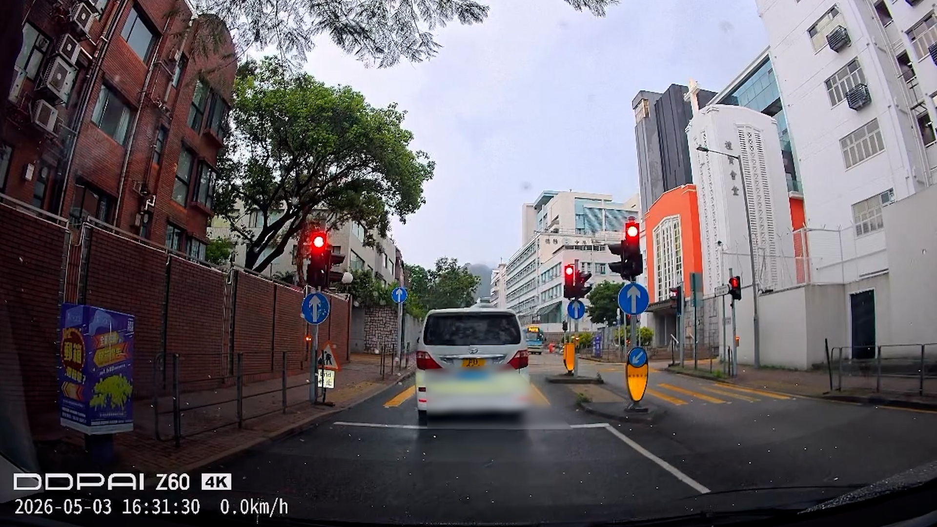 車Cam直擊｜九龍塘「FU車牌」違例衝紅燈無視法紀　網民憂舉報都無用？（Threads＠murmur.around）