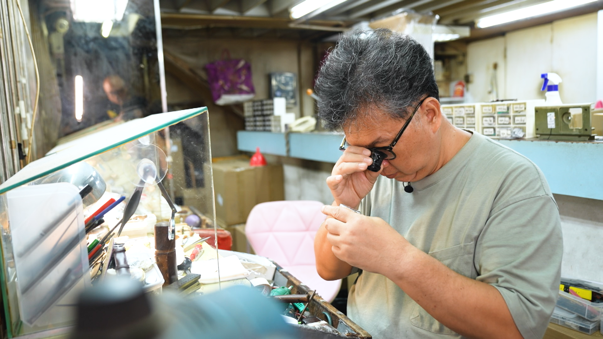 由爸爸手上接過手錶店的陸老闆，話打理店舖時會偶爾諗番起昔日父子相處嘅點滴。