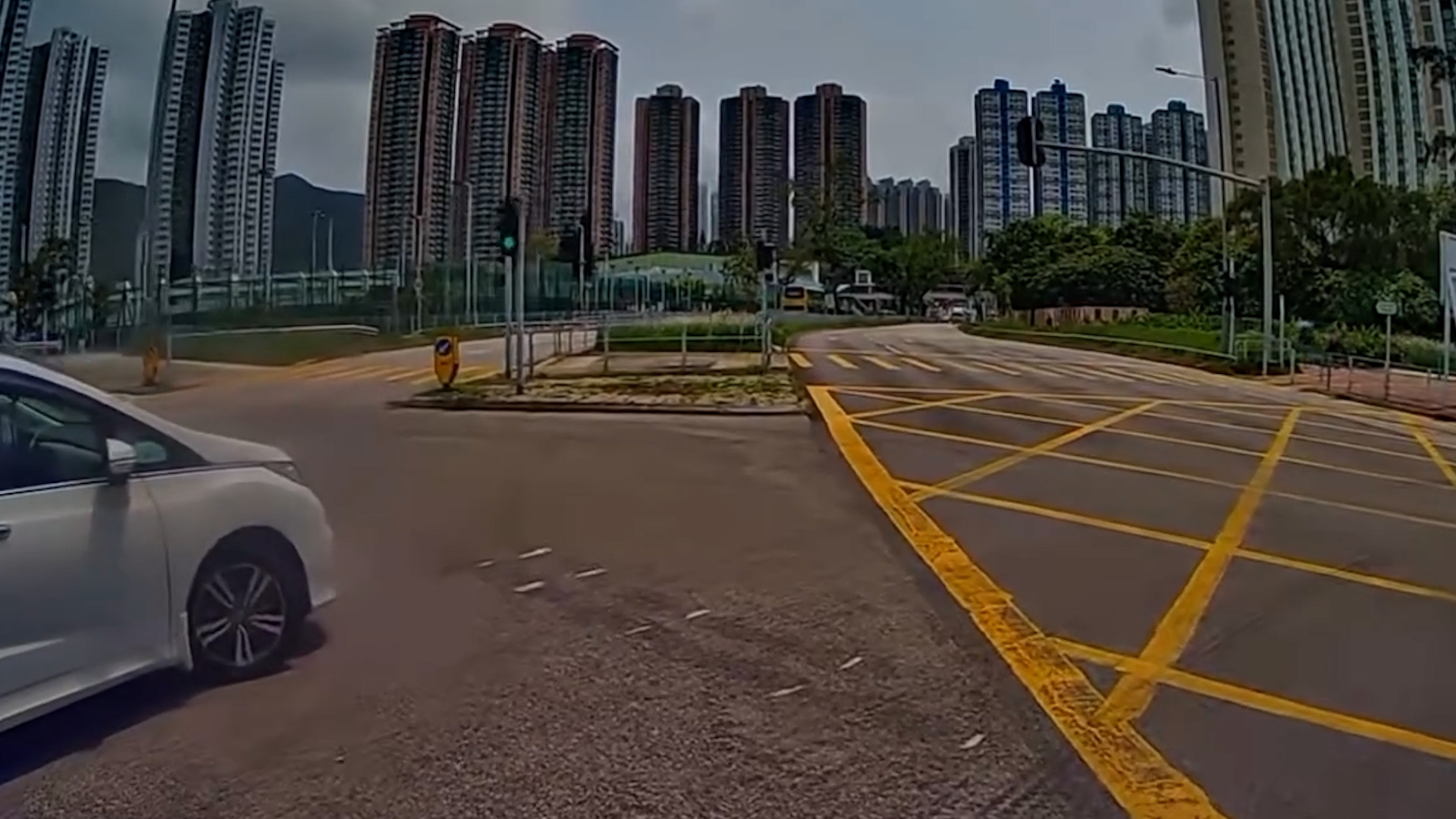 粵車南下｜內地司機唔睇燈行錯路　巴士司機公開片段：呢個位唔轉得右㗎 (Facebook@Soso Chan)