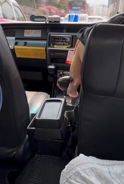 的士司機勁高難度「棟高腳」揸車兼不停吐痰