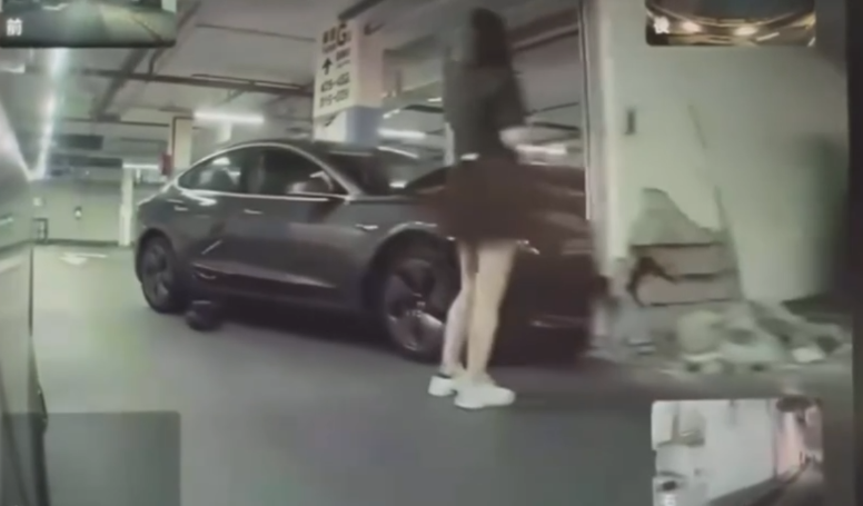 車Cam直擊｜女生停車場疑炒車撞爛牆勁誇張