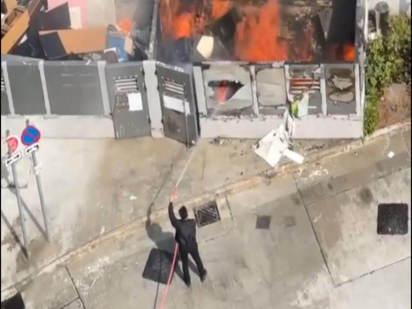 皇后山邨垃圾站起火保安勇敢救火