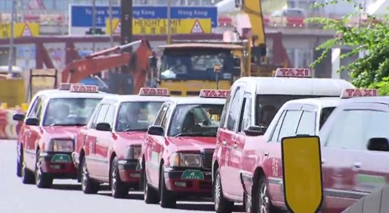 上水警員擎槍拘76歲的士司機　涉拒截查連衝「4盞紅燈」逃走