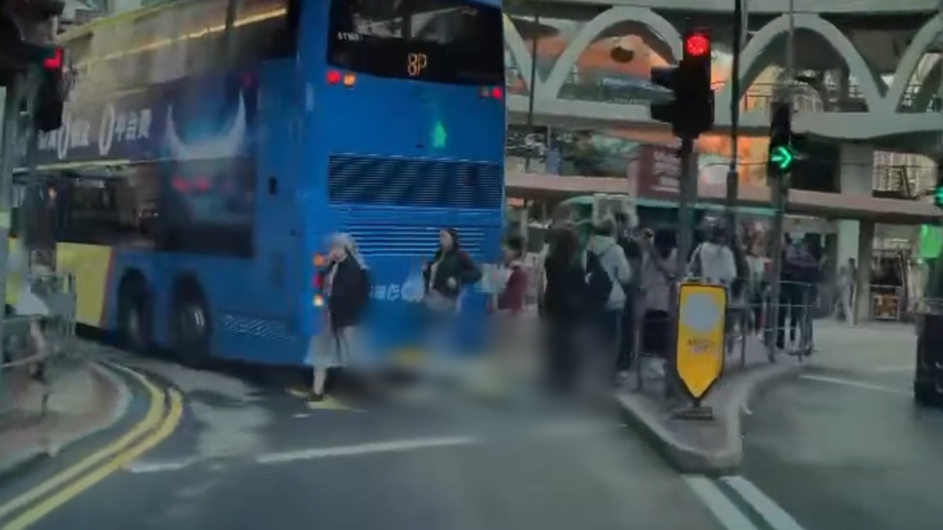 車Cam直擊｜銅鑼灣雙層巴士紅綠燈突倒車　片主：差啲撞到途人 (FB@ExhilaratingElk8888)