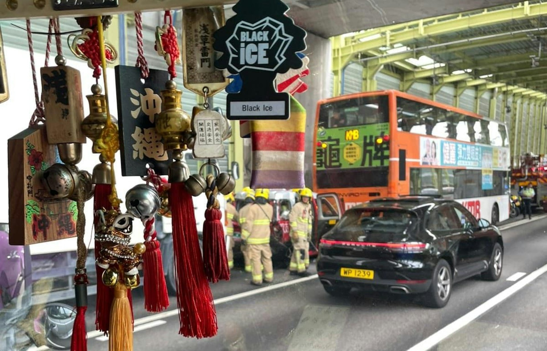 現場可見多名消防員在場協助處理事故，警方亦在場調查意外原因。