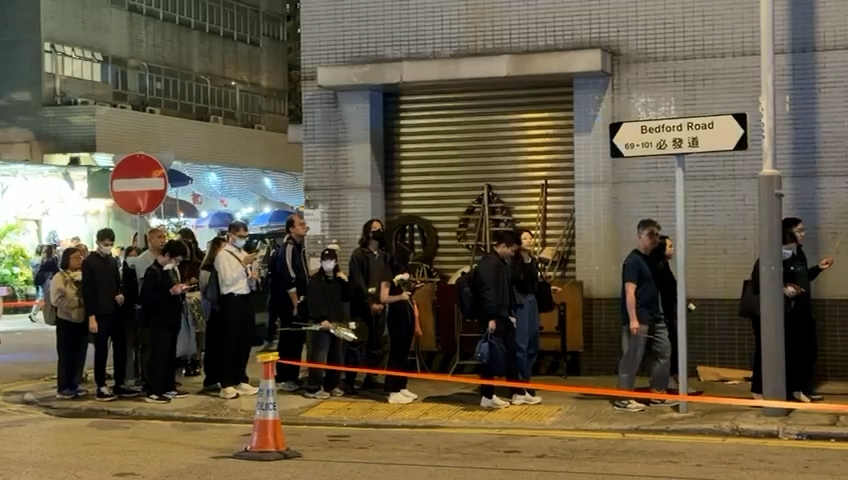 報料觀眾指，下午三時左右開始陸陸續續有市民到九龍殯儀館為死難者摺衣紙，黃昏後越來越多熱心市民到場，盡一番心意鞠躬以及獻花。（報料觀眾提供影片截圖）