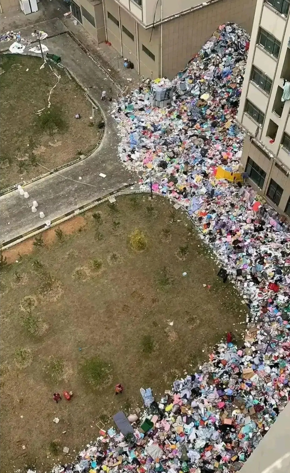 鄭州富士康員工行李被由宿舍擲落樓。網絡圖片