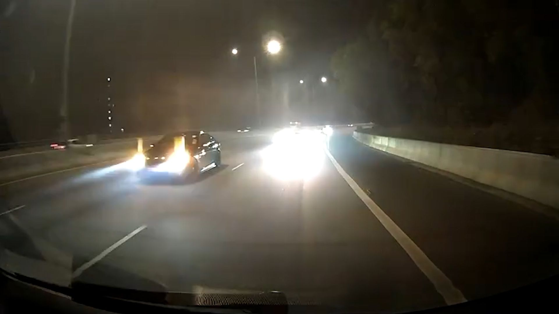 屯門公路私家車疑入彎時「甩尾」。(影片截圖)