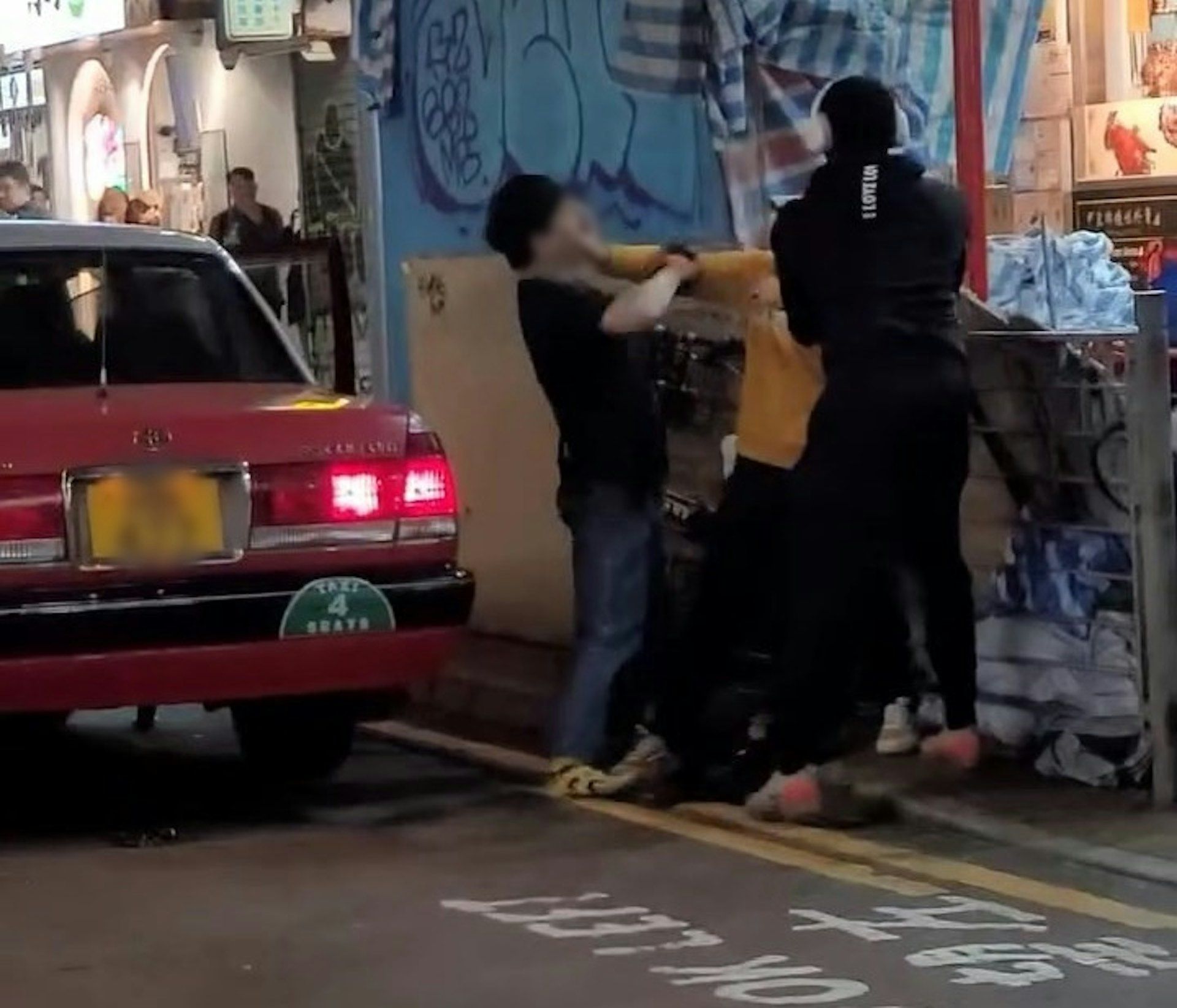 旺角MMA｜的士司機與途人打鬥拳來拳往