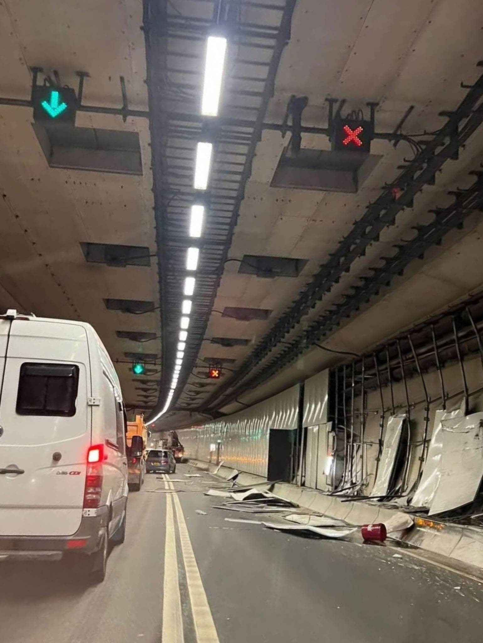 屯赤隧道吊臂車失控掃毀20米護牆板。(網上圖片)