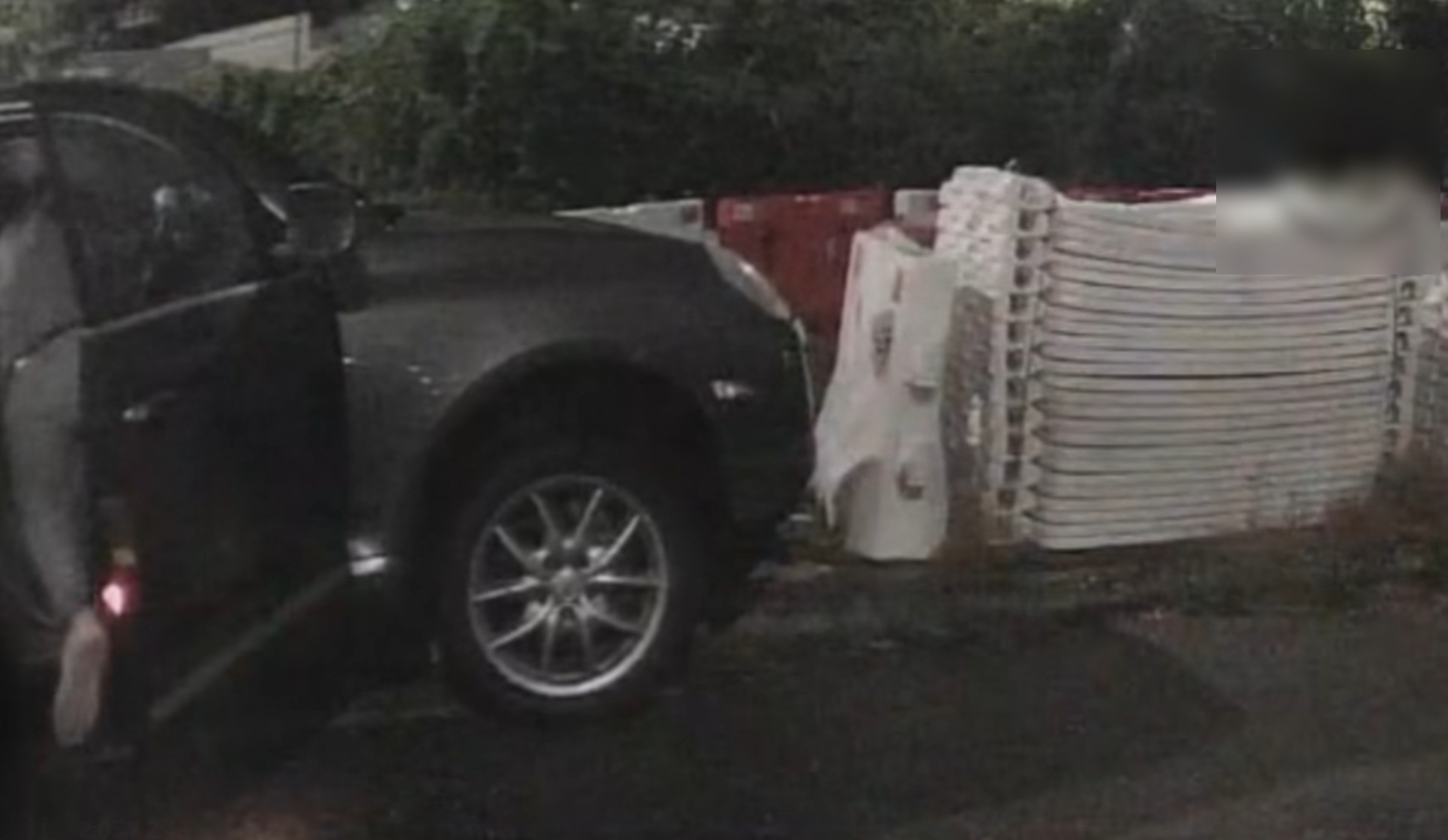 網上近日流傳一段車Cam影片，拍攝到一名男子在私家車內猛烈襲擊女伴，期間女方疑被打至昏厥，事件引起網民廣泛關注及譁然