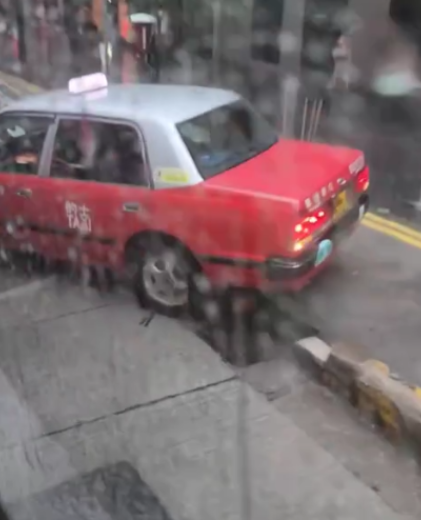 百德新街的士站的士「飛象過河」　卡住石壆動彈不能惹網民熱議