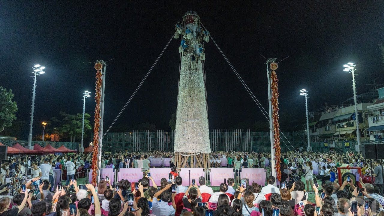 過往長洲太平清醮的搶包山比賽。