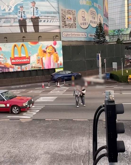 兩男誤闖紅隧口過馬路，最後要職員帶走。(T@nicola223)