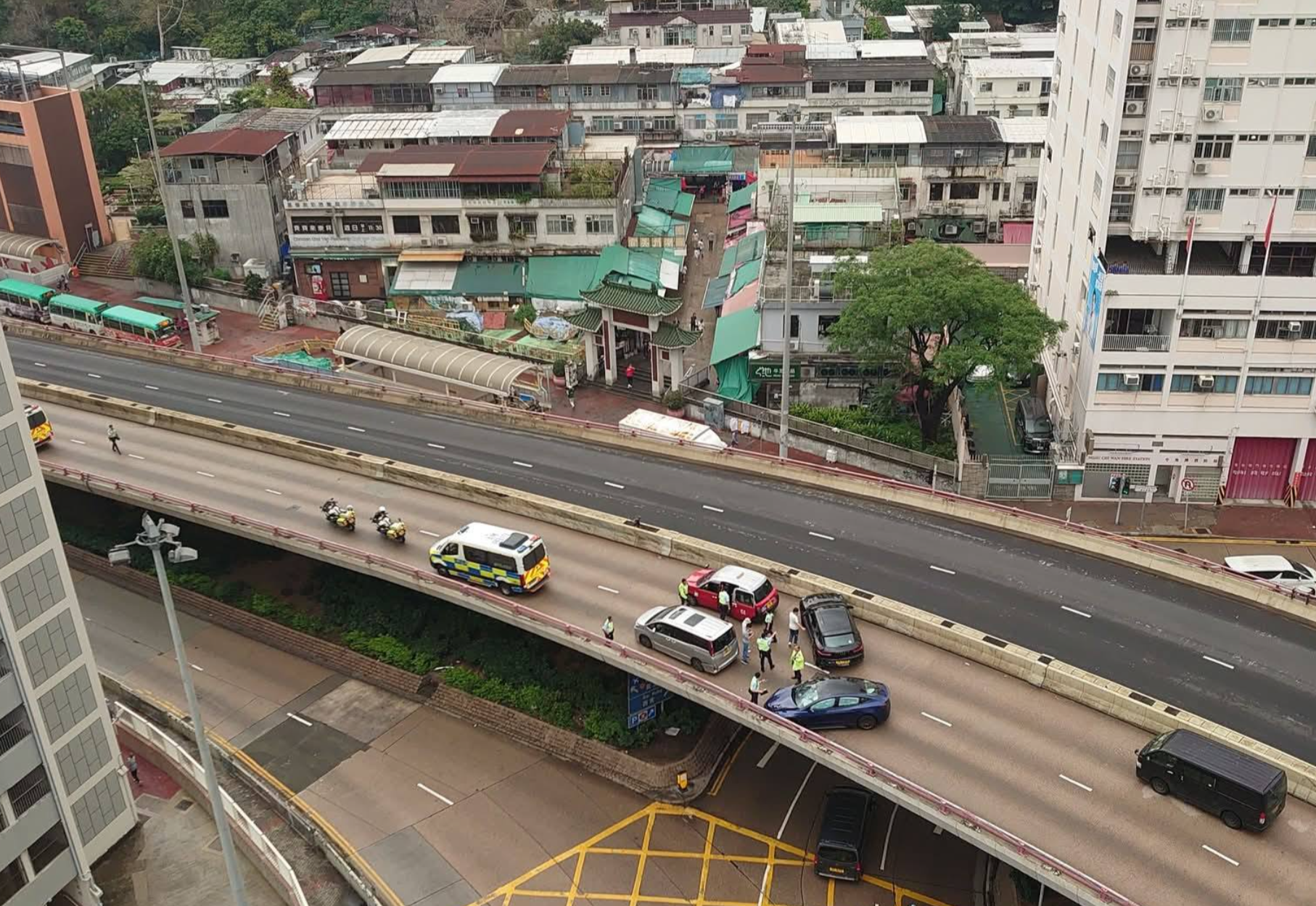 彩虹邨龍翔道天橋4車串燒相撞　往葵涌方向部分行車線封閉