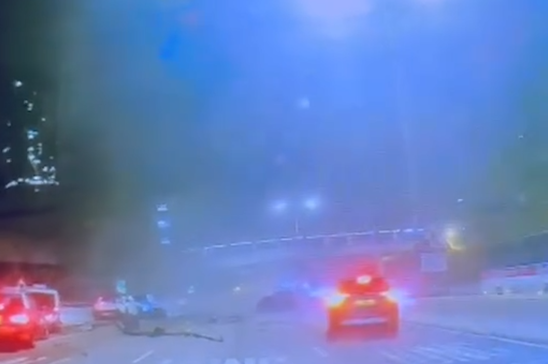 西九龍公路車禍疑的士切線撼私家車3人死。(影片截圖)