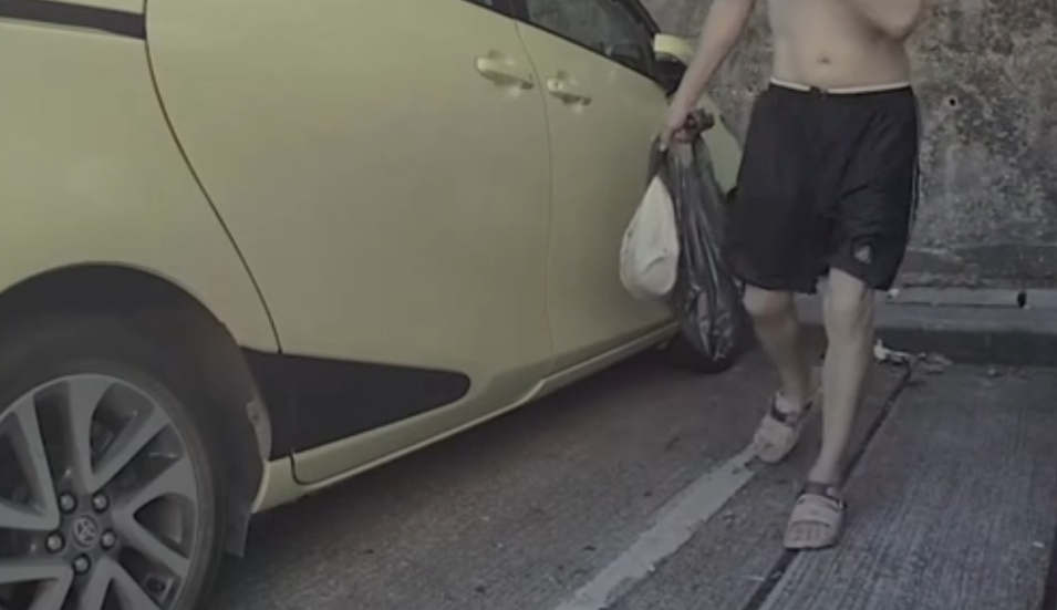 車Cam直擊｜屯門泳灘男子泳灘私家車尾偷小便　車後鏡頭揭荒唐行徑