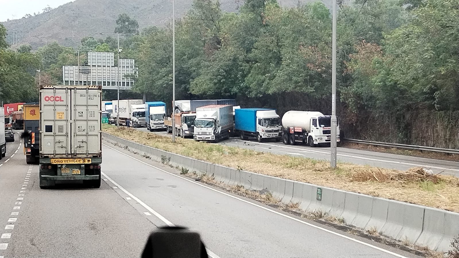 新田公路「4車串燒」多輛大型車輛相撞　一名司機腳部受傷被困 (Facebook@Bosco Chu)