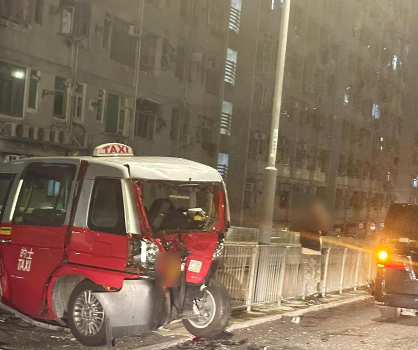 藍田的士遭客貨車推撞「慘成廢鐵」　衝鐵欄兼剷行人路全車變形