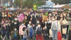 [現場]維園花市近銅鑼灣糖街入口人流較多 部分檔位減價促銷