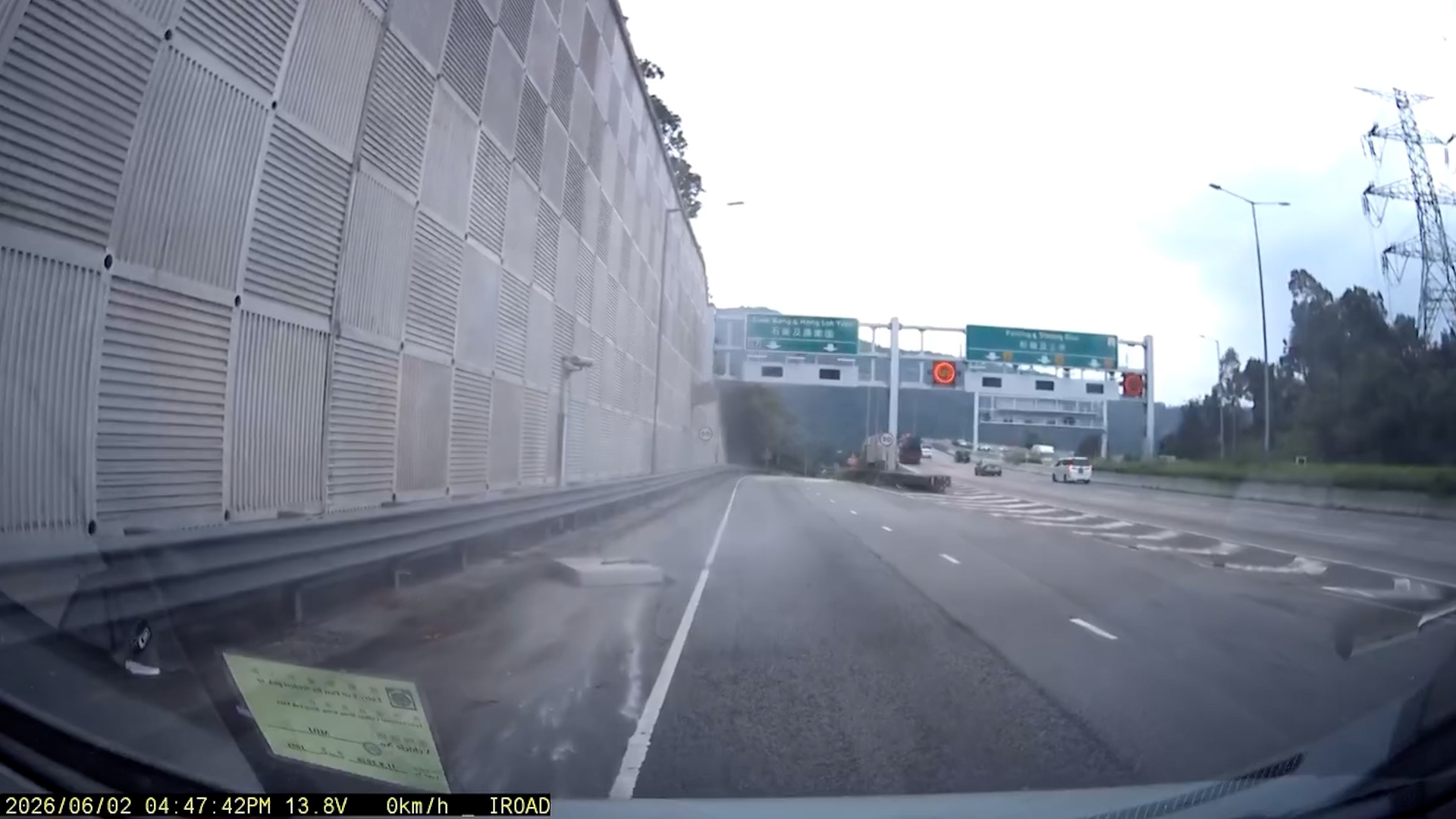 車Cam直擊｜吐露港公路貨車跌石屎板　險擊中旁邊私家車　網民稱「要去還神」