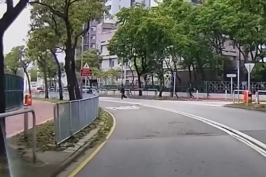 香港男子違規過馬路跨欄，慘變「另類炒車」過程全拍下。(影片截圖)