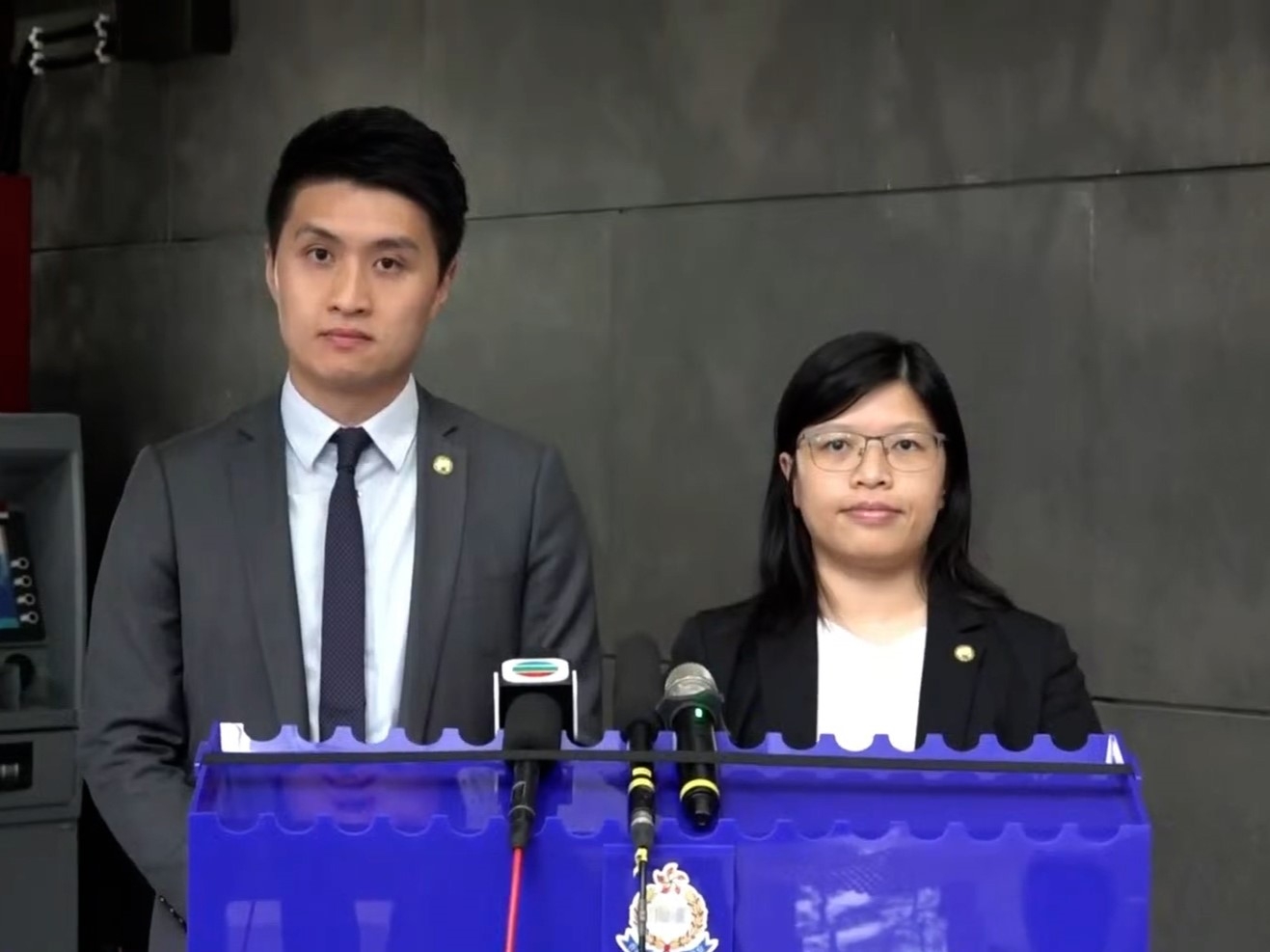 財富情報及調查科高級督察羅俊熹（左）及財富情報及調查科高級督察申文燕（右）陳述案情。