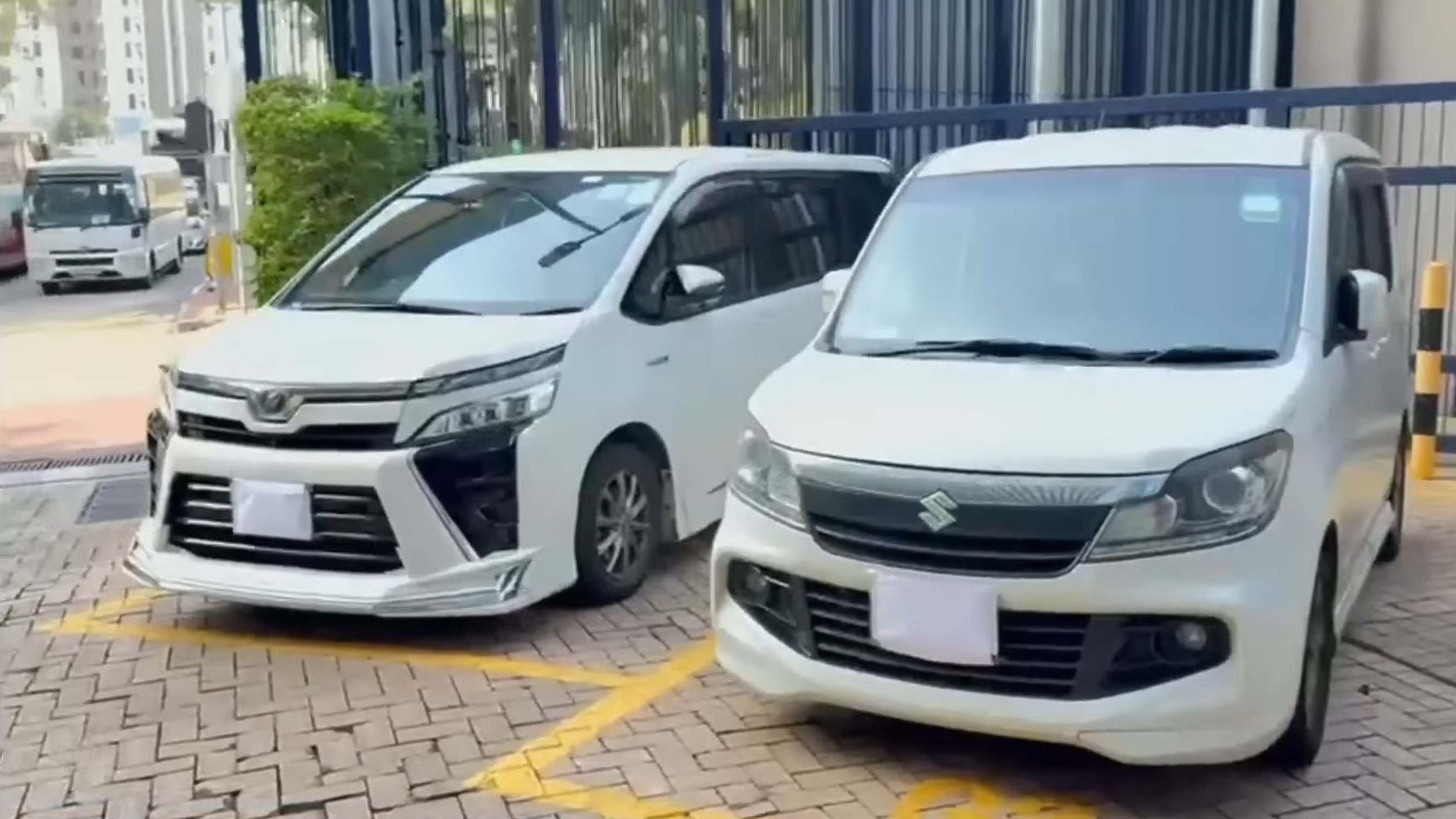 涉案的兩輛私家車已被扣留作進一步檢驗。（警方YouTube直播截圖）