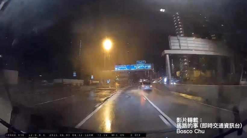 車Cam直擊｜龍翔道恐怖車禍，私家車疑「雨中跣軚」失控炒橋壆。(影片轉載：馬路的事 (即時交通資訊台)Bosco Chu)