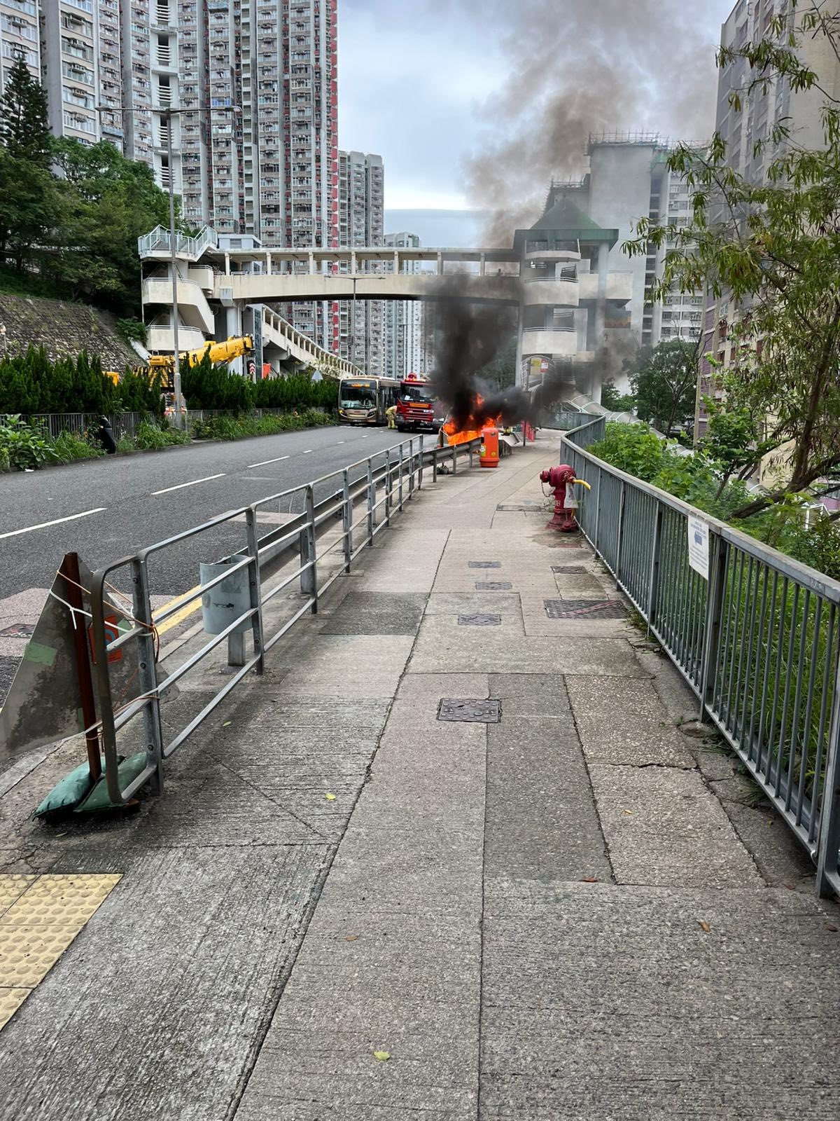 黃大仙巴士站寶馬起火猛烈燃燒冒火舌