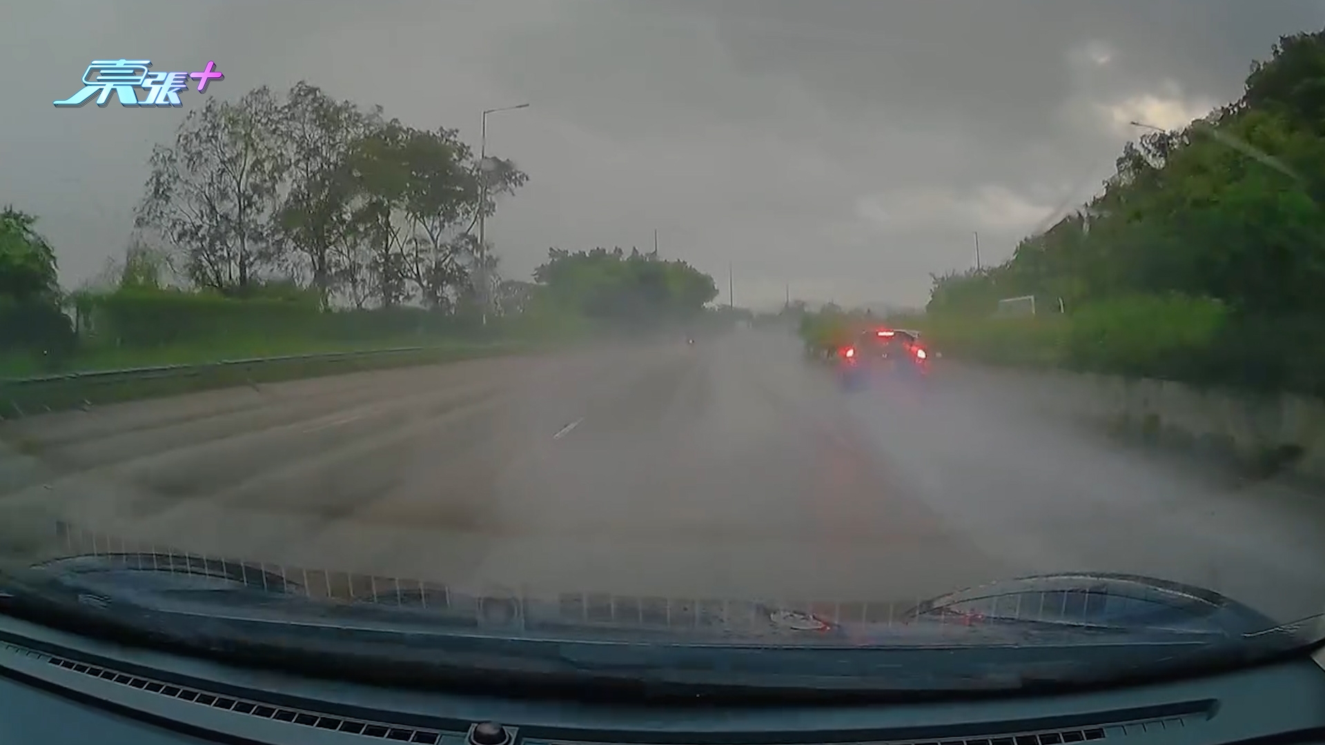車Cam直擊｜吐露港公路私家車天雨路滑跣胎打白鴿轉　高速自炒剷壆激起巨浪 （FB@車cam L（香港群組））