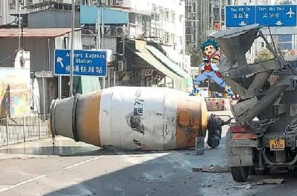 油麻地田螺車車斗甩脫卡馬路