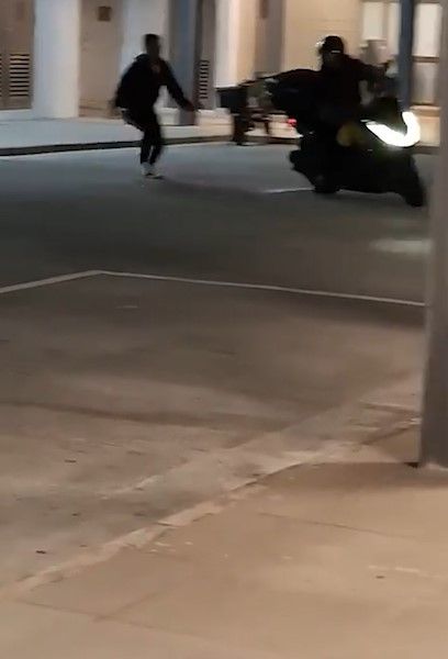 安達邨外賣員被男子爆粗追打，有人自稱為「三合會」成員。(影片截圖)