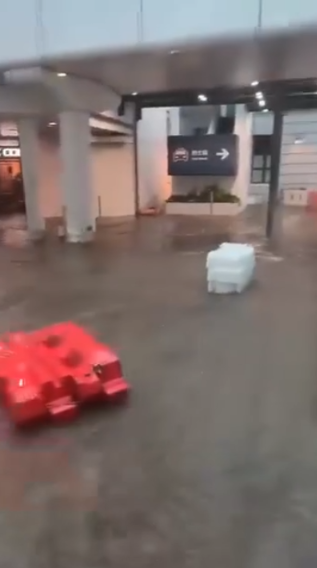 暴雨｜瑪麗醫院黑雨變「瑪麗海」　水馬都被沖走　救護車病人轉送律敦治