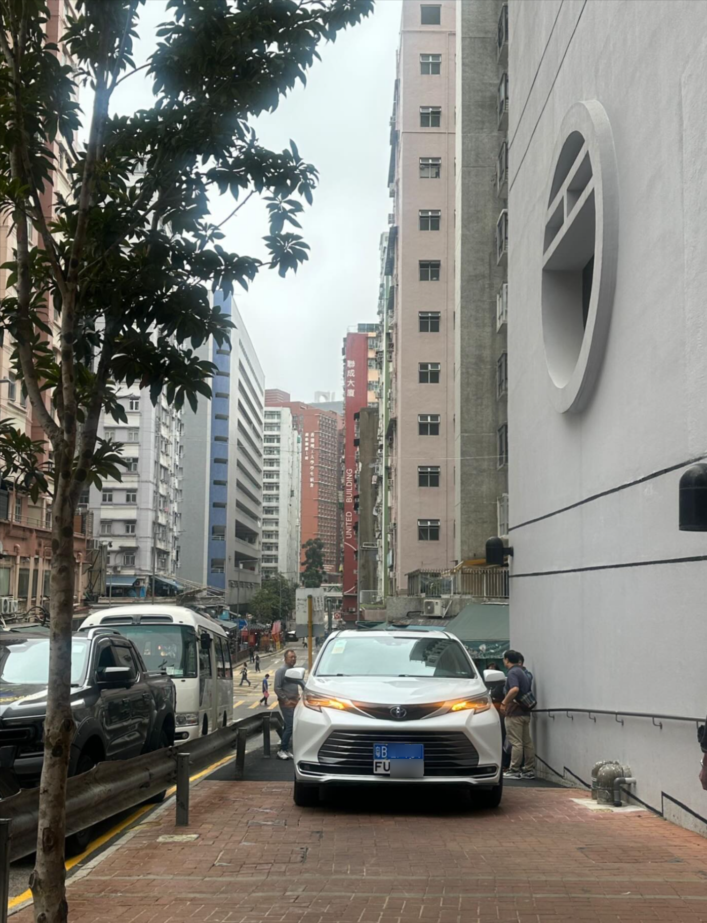內地「FU車牌」泊紅磡街市外行人路　無視法例惹熱議：要1823舉報