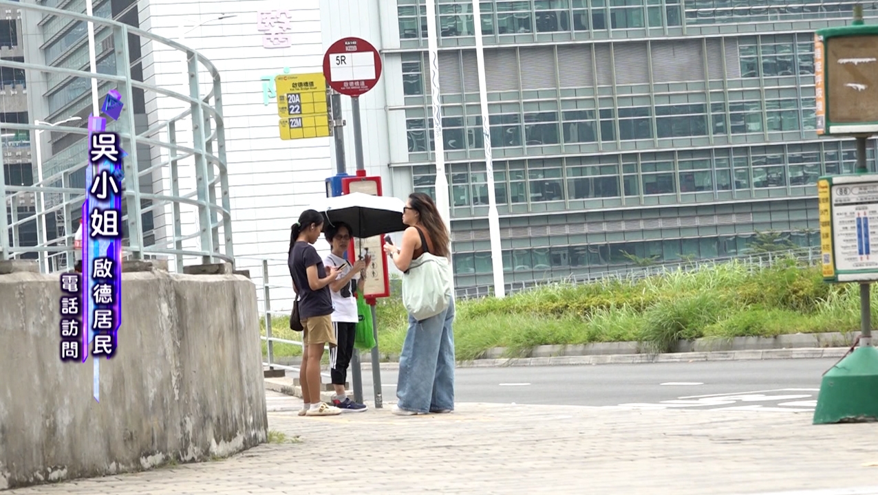 一個完全無遮無擋，酷熱天氣下市民在烈日下等車，容易曬至頭暈