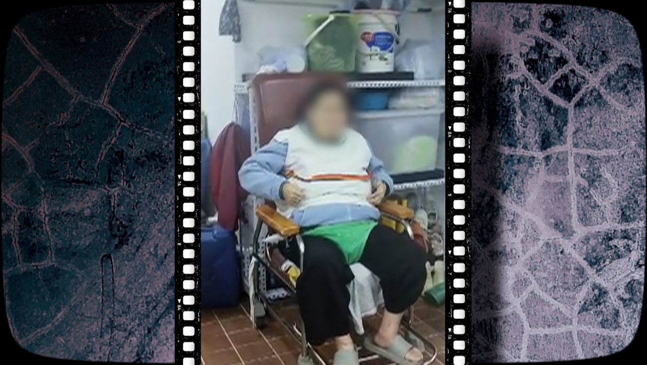 另一段更見她疑似穿上約束衣被綁在輪椅，動彈不得，想嘗試開門卻因輪椅被繩索綁住而無法離開