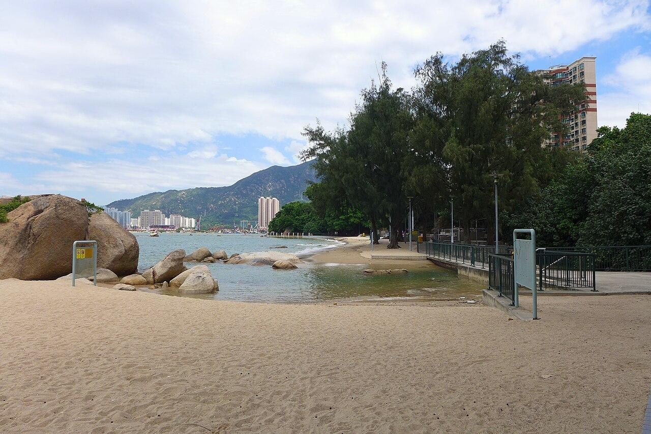 屯門舊咖啡灣泳灘今日（5日）清晨發生行劫案，一名25歲男子報稱遭人以硬物襲擊額頭，並被搶去銀包，損失約1,000元現金。