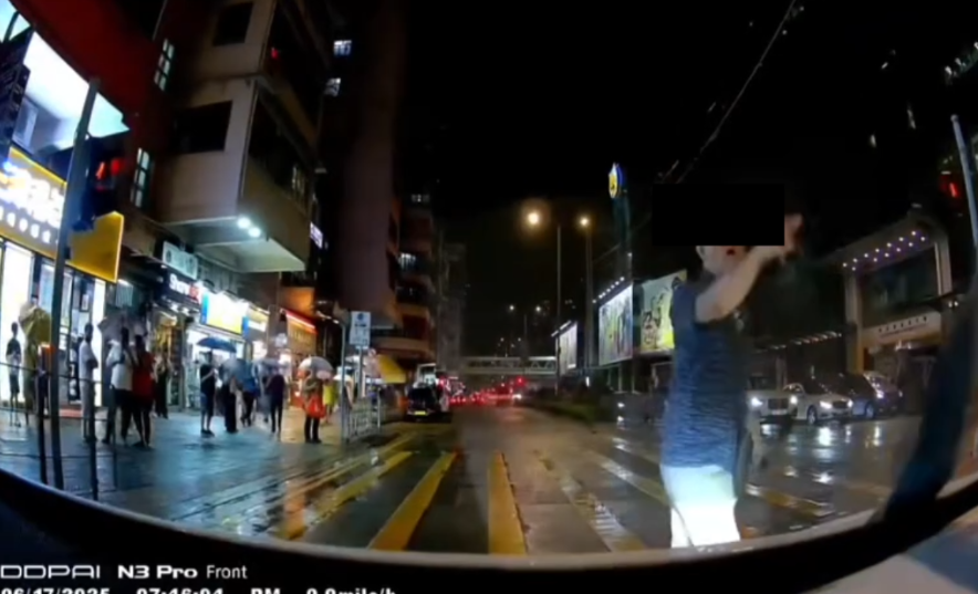 車Cam直擊｜港版「龜仙人」衝紅燈被呠唔忿氣，惡霸仲踢人車兼大罵車主。