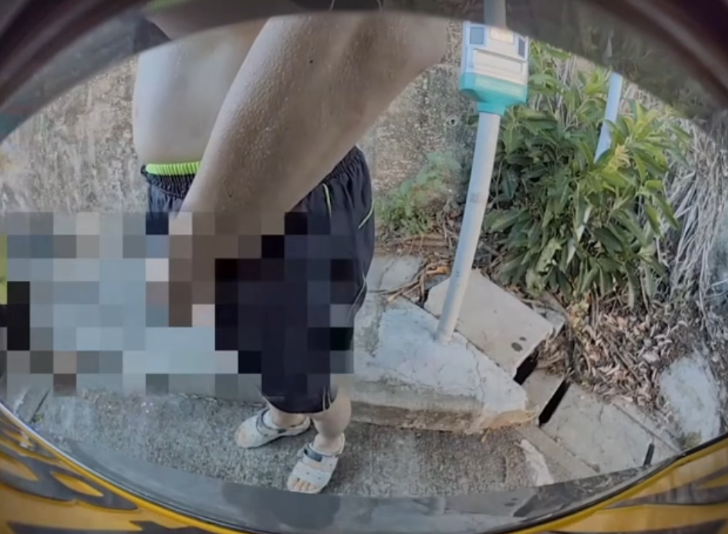 車Cam直擊｜屯門泳灘男子泳灘私家車尾偷小便　車後鏡頭揭荒唐行徑