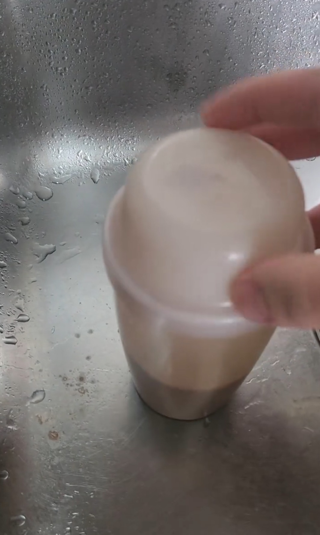 對於有人質疑：「點解食咗一個月先知？」帖主留言回覆：「本身係有啲脆，以為未搖勻，尋日變咗彈牙𦧲出嚟先見到」，