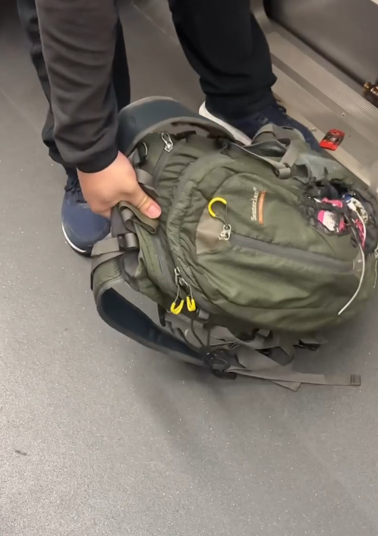 近日有網民分享驚險經歷：乘搭港鐵時，車廂突然傳出燒焦味，原來是一個外置充電器（俗稱「尿袋」）在乘客袋內起火，鋰電池更爆裂，險些燒到事主頭髮！